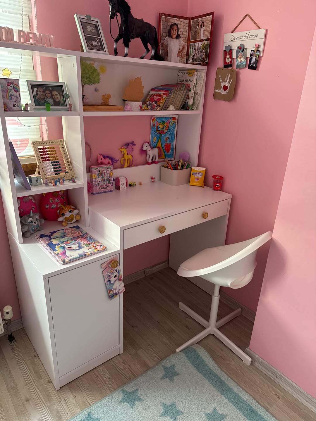 Customer photo review of Rani HA126 Kitaplıklı 4 Raflı Kapaklı Çekmeceli Çalışma Ofis Bilgisayar Masası Beyaz