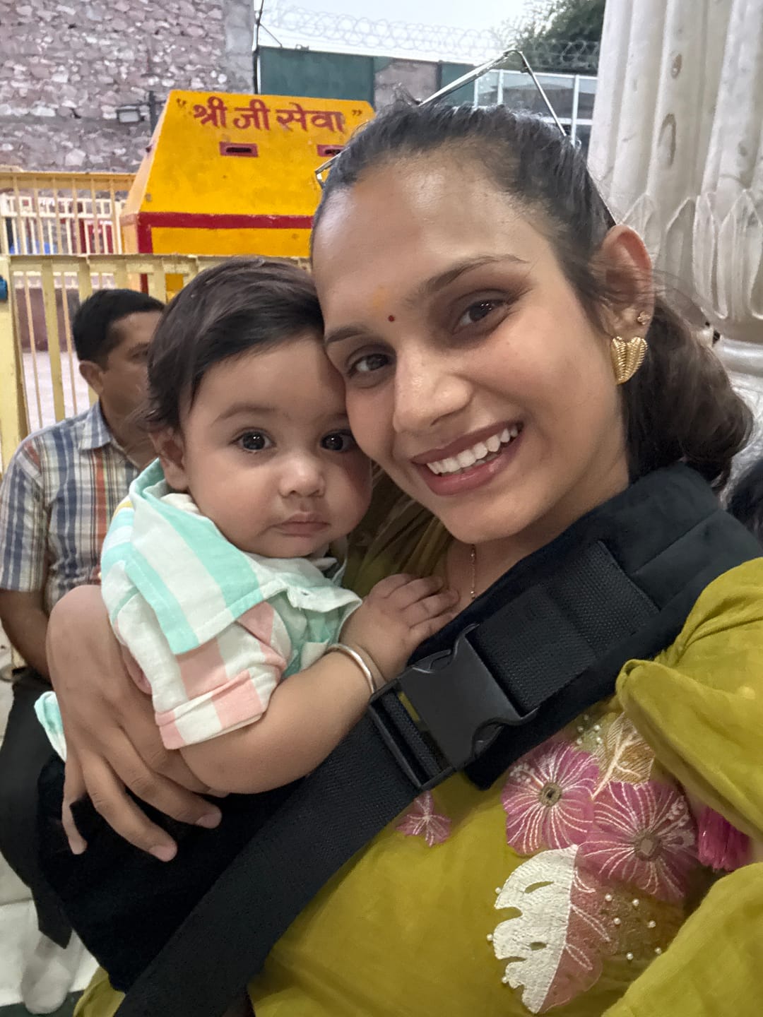 Customer photo review of Snugs Sideways Carrier - Jet Black