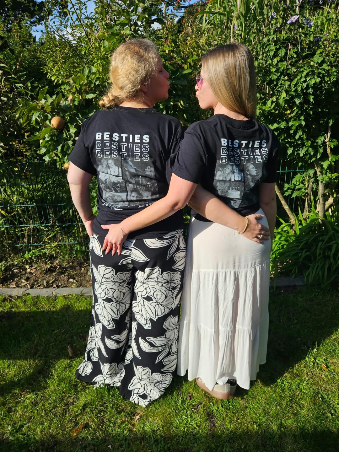 Customer photo review of "Besties" Personalisiertes Freundinnen Foto T-Shirt (Schwarz, 100% Baumwolle, Unisex), Geschenk Freundin, Schwester, Kollegin