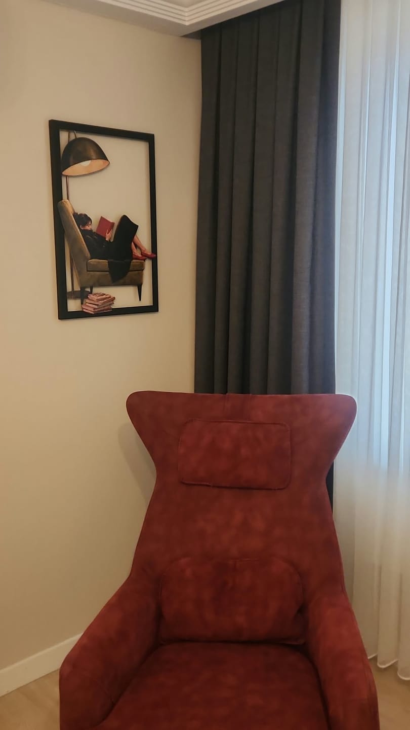 Customer photo review of Kitap Okuyan Kadın Metal Tablo