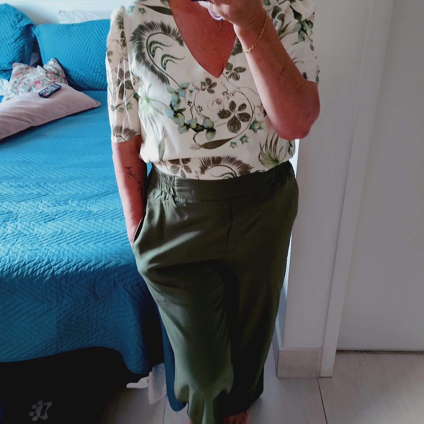 Customer photo review of Calça Reta Petúnia Verde Escuro
