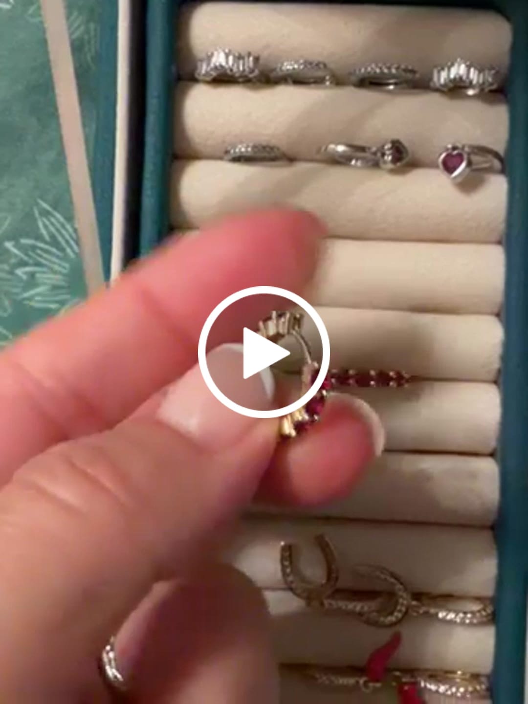 Customer video review of Piccoli Orecchini Rossi cerchietti con pietrine zirconi