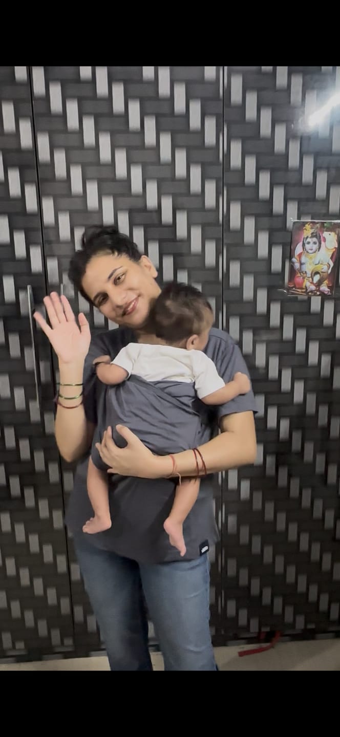 Customer photo review of Women's Newborn T-Shirt Carrier(0-1 year)