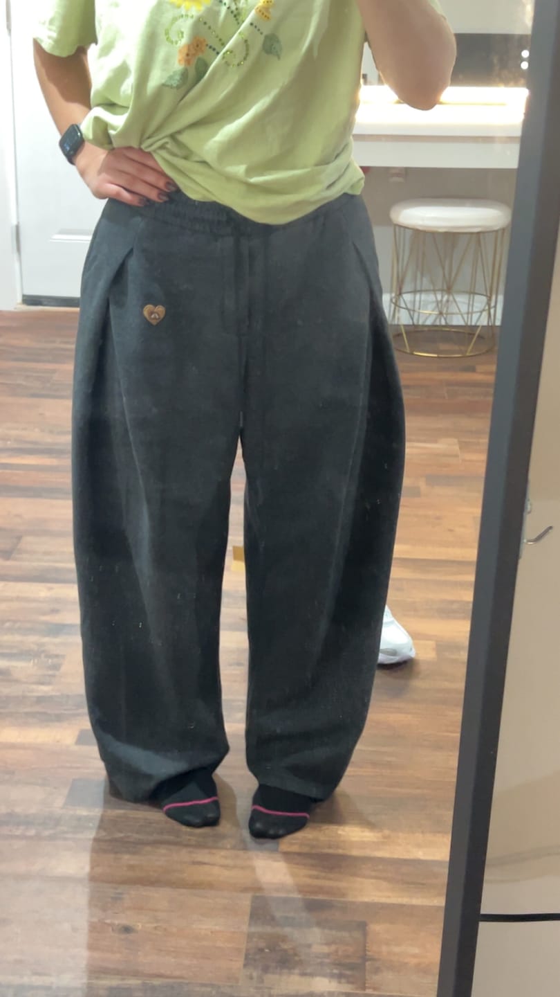 Customer photo review of Aelfric Eden Pleated Baggy Sweatpants