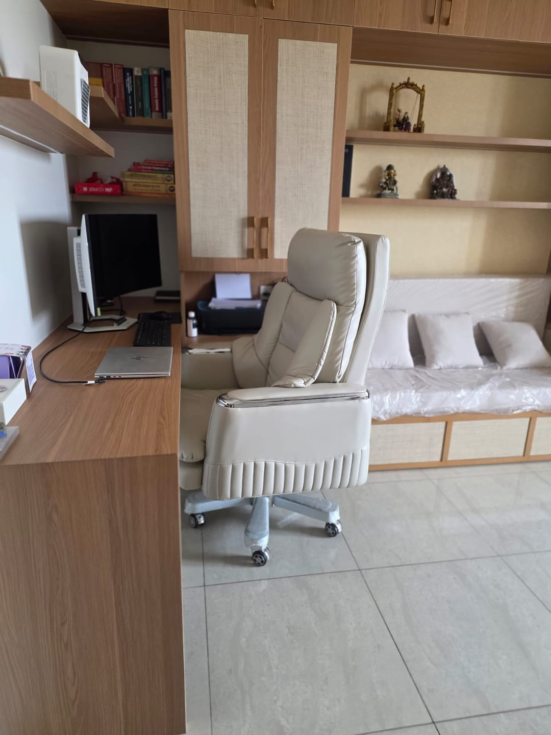 Customer photo review of Ettorez Magnus Premium Leatherette Office Recliner