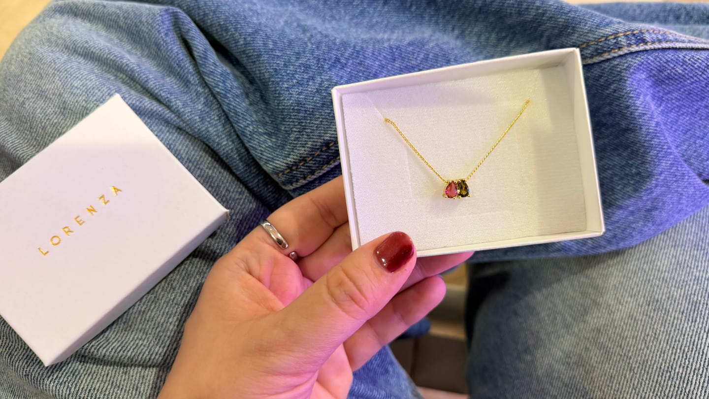 Customer photo review of Personaliza Tu Collar Birthstone Gota Dorado
