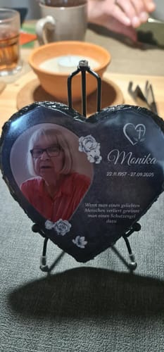 Customer's Profi-Datencheck herzförmige Schiefertafel mit Foto, Namen, Datum und Inschrift auf einem Metallständer
