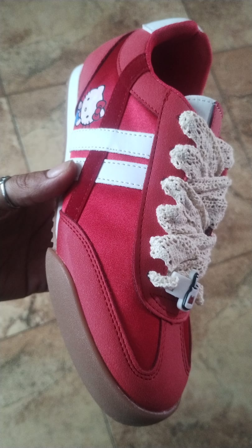 Customer photo review of Tenis Urbano Hello Kitty Mohan para Mujer Rojo