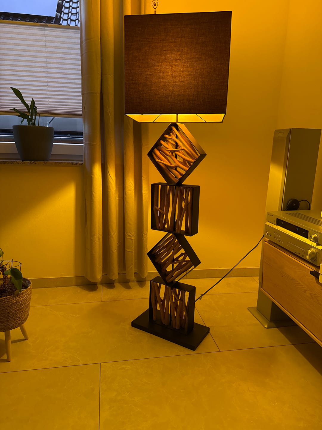 Customer photo review of Design Stehlampe SAWA 155cm Treibholzlampe Schwarz-Gold