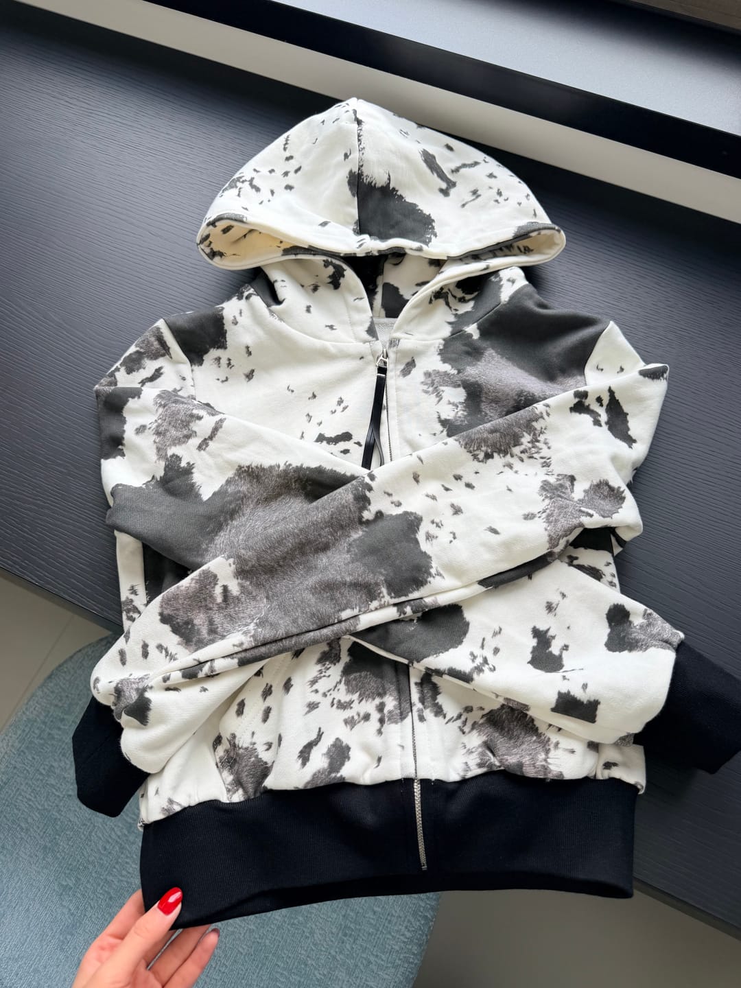 Customer photo review of WARDEN EDGE Abstract Ink Cropped Zip Hoodie