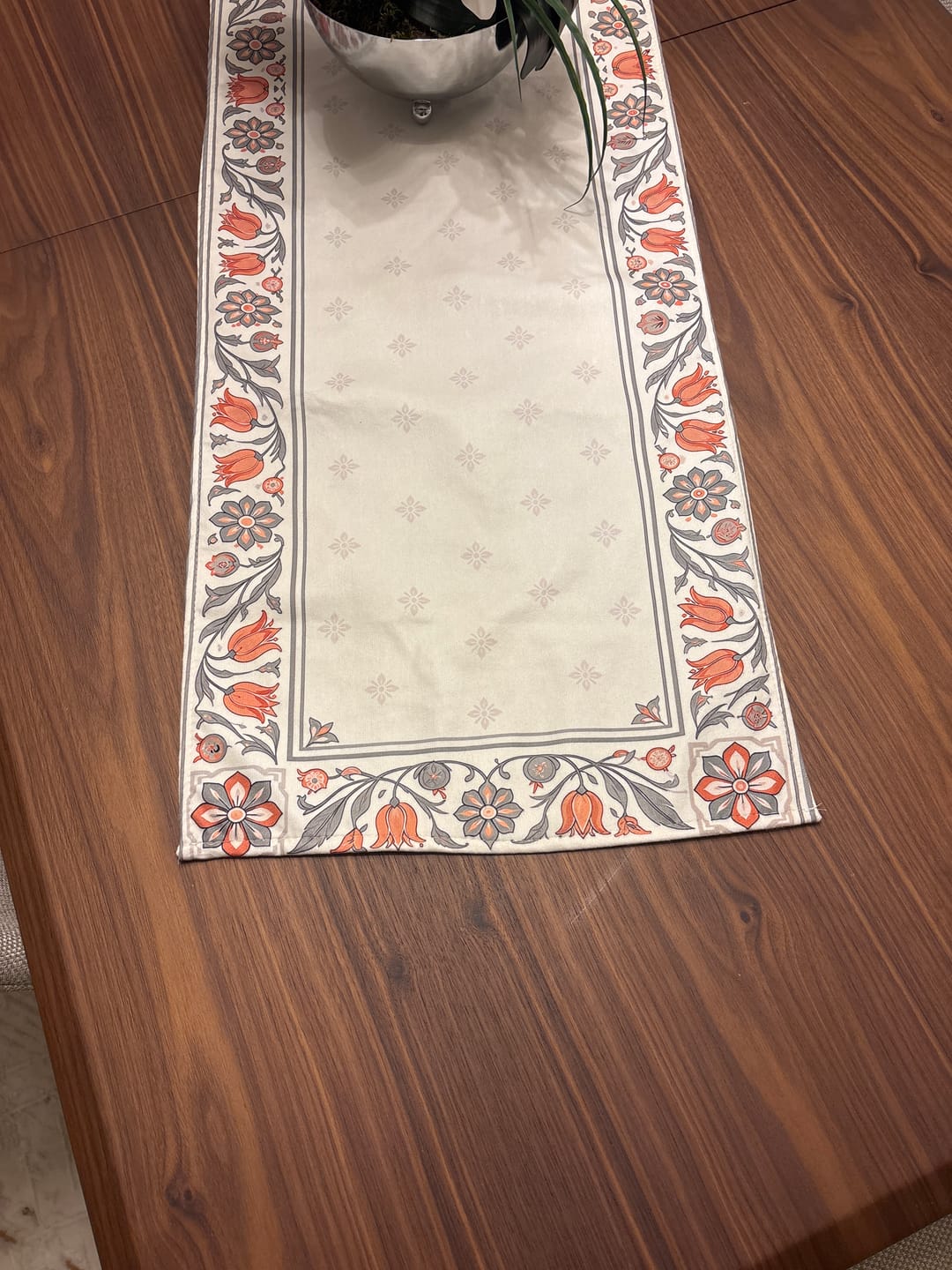Customer photo review of 🎁Hediye Lalezar Desenli Runner Masa Örtüsü