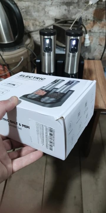 Customer photo review of Cozymere Electric Salt & Pepper Grinder Set
