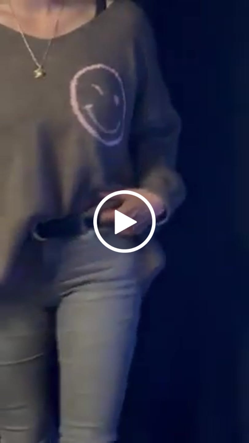 Customer video review of Oversize Strickpullover mit Smiley&Rückenprint taupe/rosa