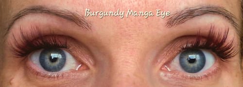 Reviewer's Augen mit den THE MANGA EYE BURGUNDY Wimpernextensions, die einen definierten, dunklen Manga-Look erzeugen.