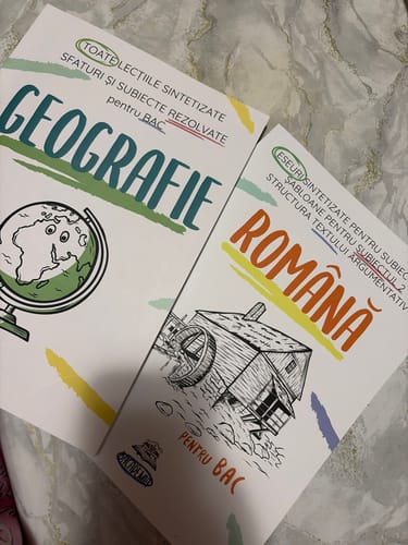 Customer's Pachet Bacalaureat cărți pentru Română și Geografie, așezate una lângă alta pe o suprafață cu model marmură.