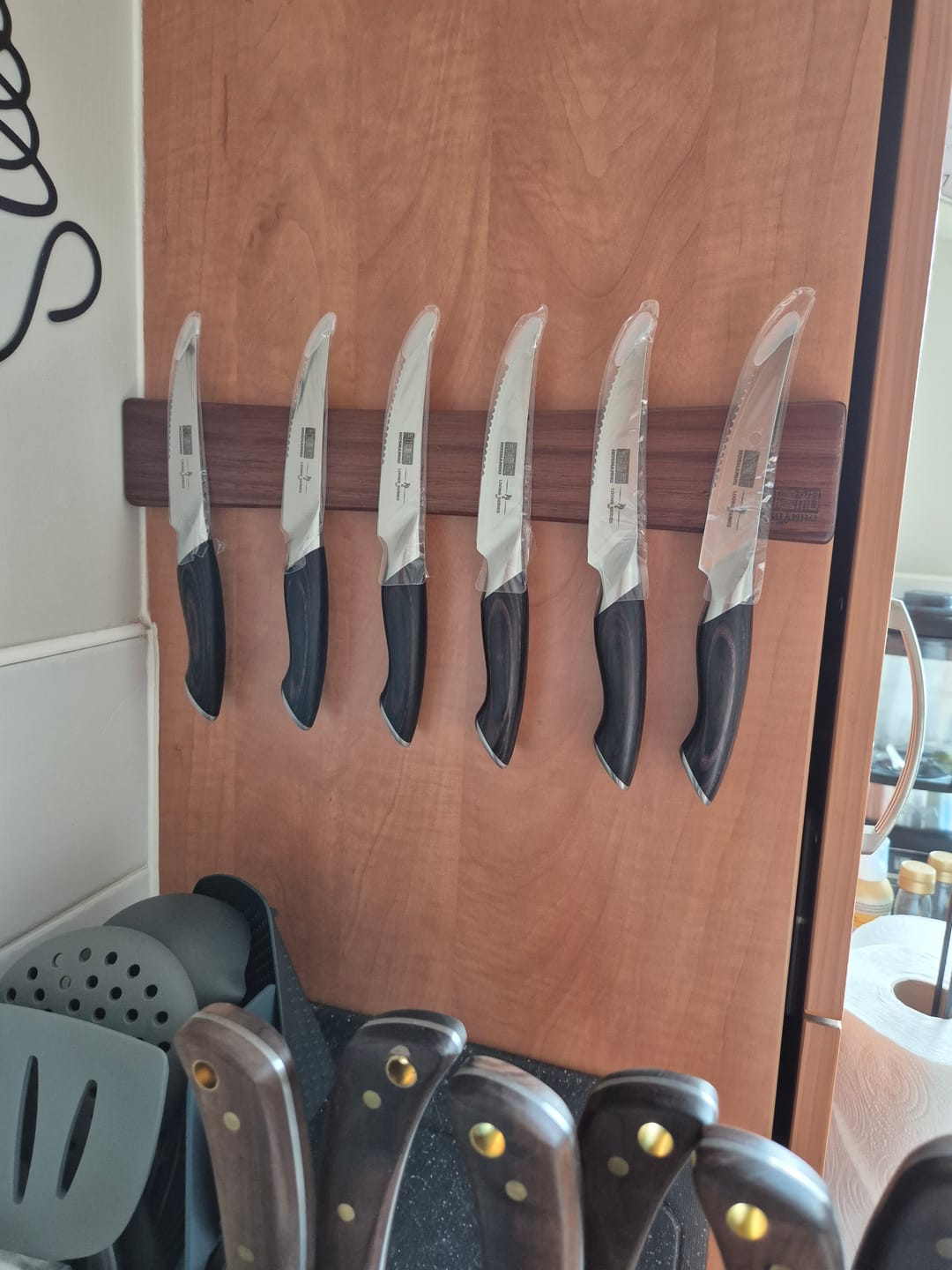 Customer photo review of 7-Piece Steak Knife Set with 40cm Magnetic Strip