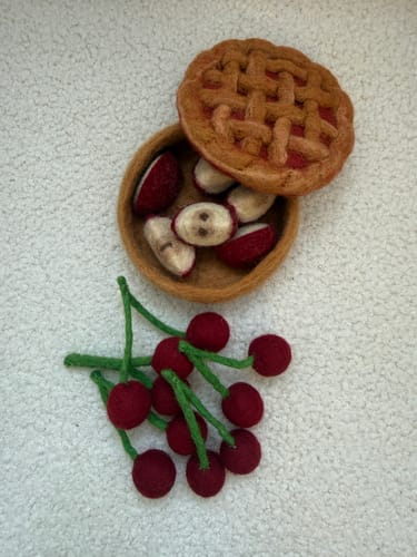 Customer photo review of Felt Apple Pie Play Food Set