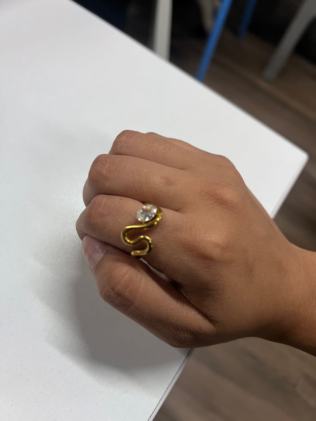 Customer photo review of Anillo Ondulado Con Zirconia Ovalada