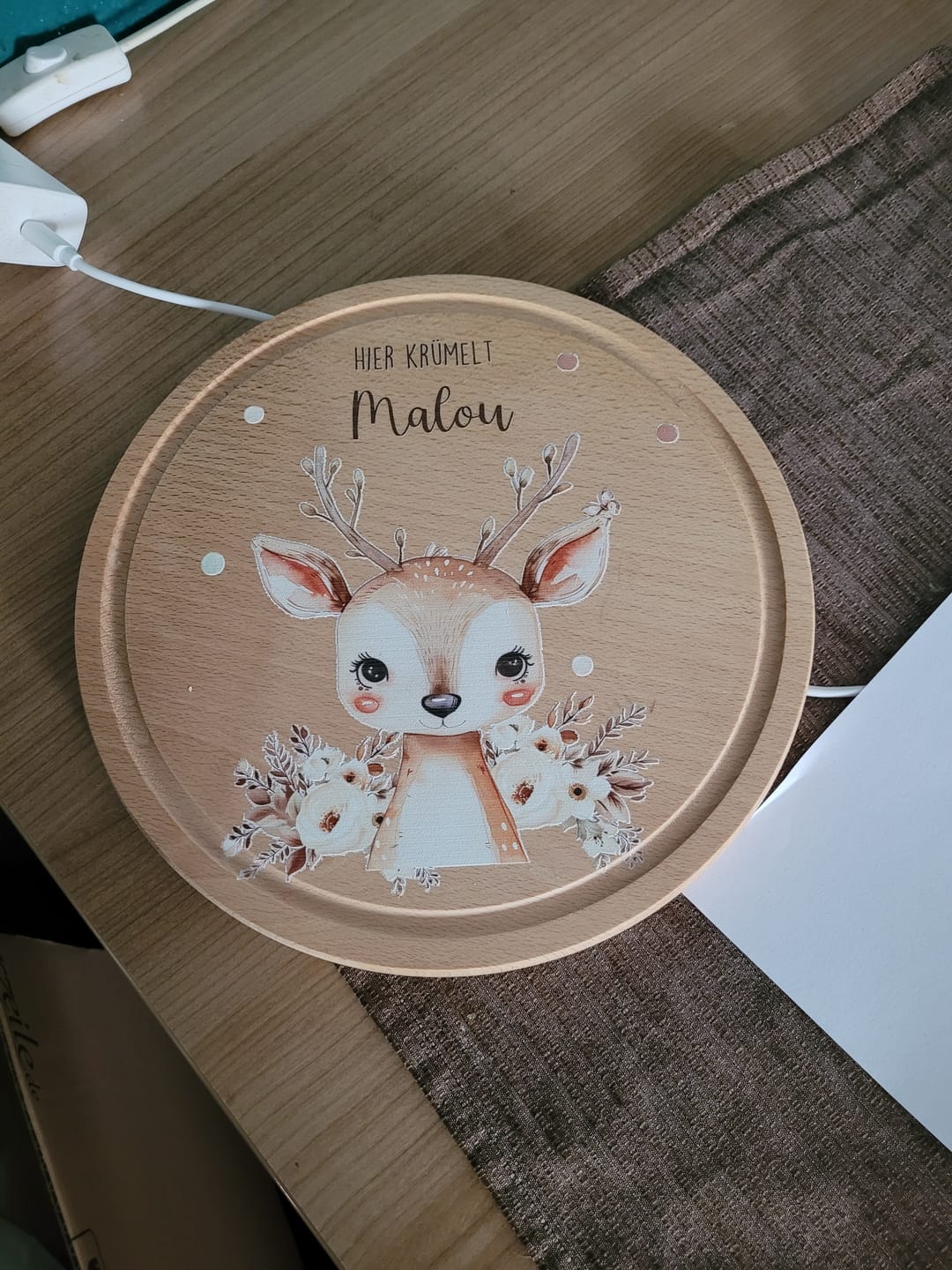Customer photo review of Rundes personalisiertes Frühstücksbrettchen Baby Reh mit Namen für Kinder