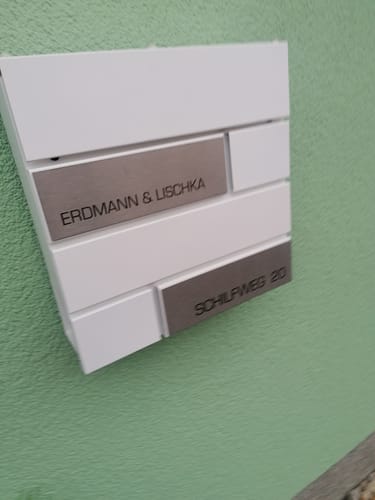 Customer photo review of AlbersDesign Briefkasten B4 weiß (RAL9003) personalisiert mit Edelstahl-Schildern