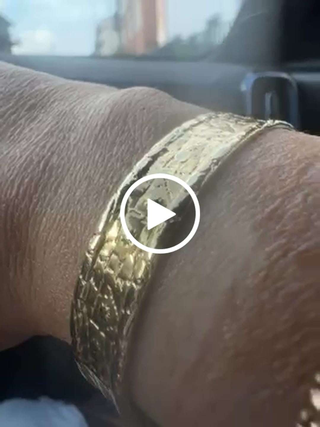 Customer video review of Bracciale Rigido Martellato Gold