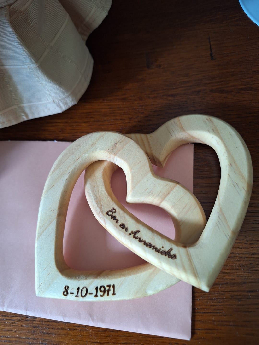 Customer photo review of Onze harten - Gepersonaliseerde harten van echt hout met gravure en naam en datum