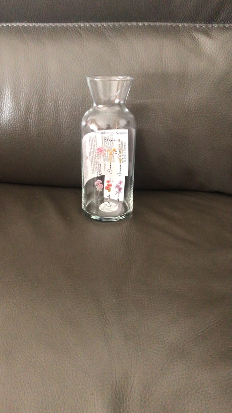 Customer photo review of Il giardino della mamma – Vaso in vetro personalizzato con nome e fiori per mamma e nonna
