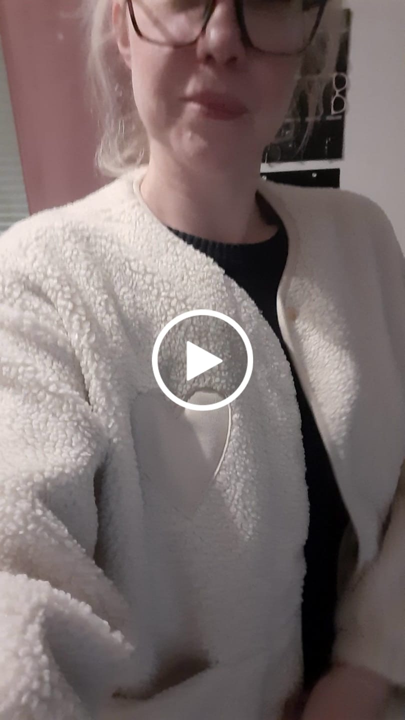 Customer video review of Teddy Jacke mit Druckknöpfen & großem Herz cremeweiß