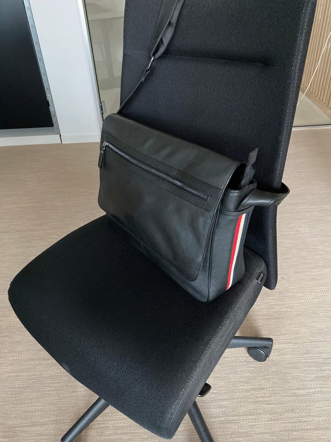 Customer photo review of Men's Leather Laptop Messenger Bag with Texan Stripe
