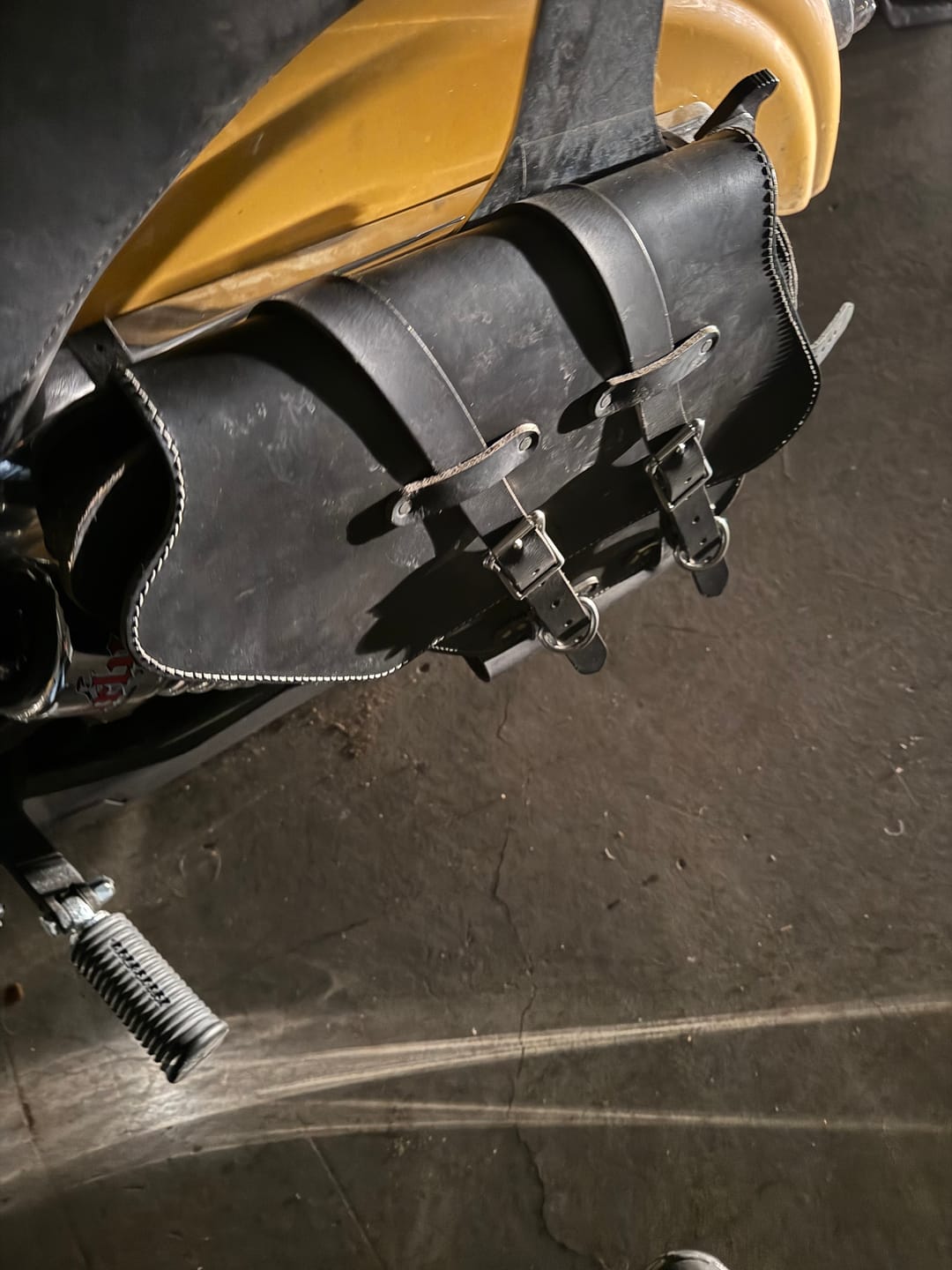 Customer photo review of Harley Dyna Right Side Expandable Solo Bag - DR01WC (Buffalo & Waxed Canvas)