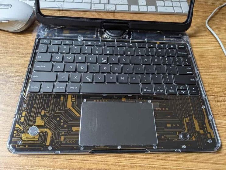 Customer photo review of Y2K Style Rotating iPad Keyboard Case