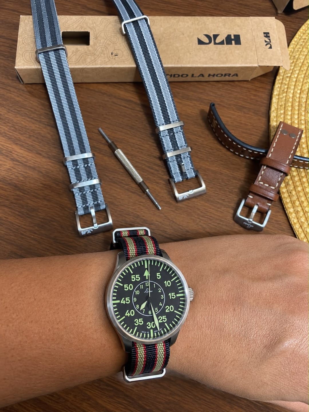 Customer photo review of Correa Nato Bond Dando La Hora Roja