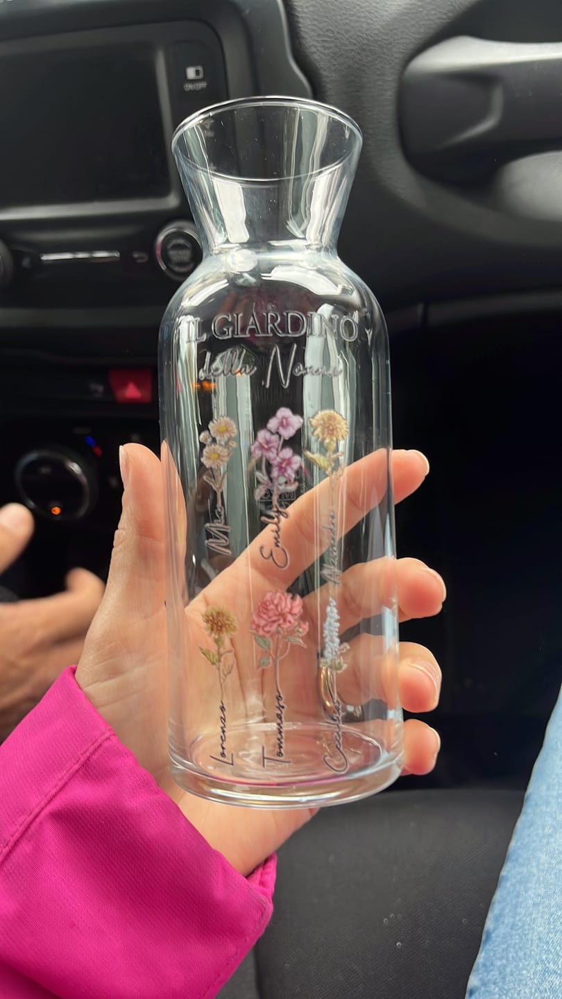 Customer photo review of Il giardino della mamma – Vaso in vetro personalizzato con nome e fiori per mamma e nonna