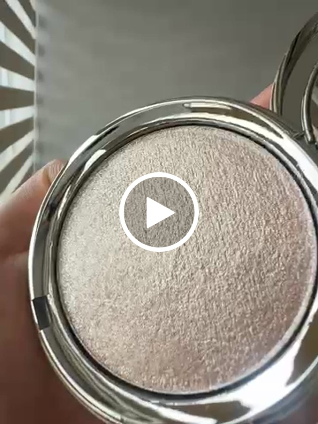 Customer video review of ILUMINADOR EFECTO HÚMEDO SUBLIME