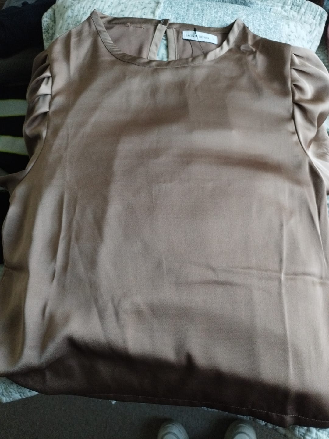 Customer photo review of Blusa Olivia satin café