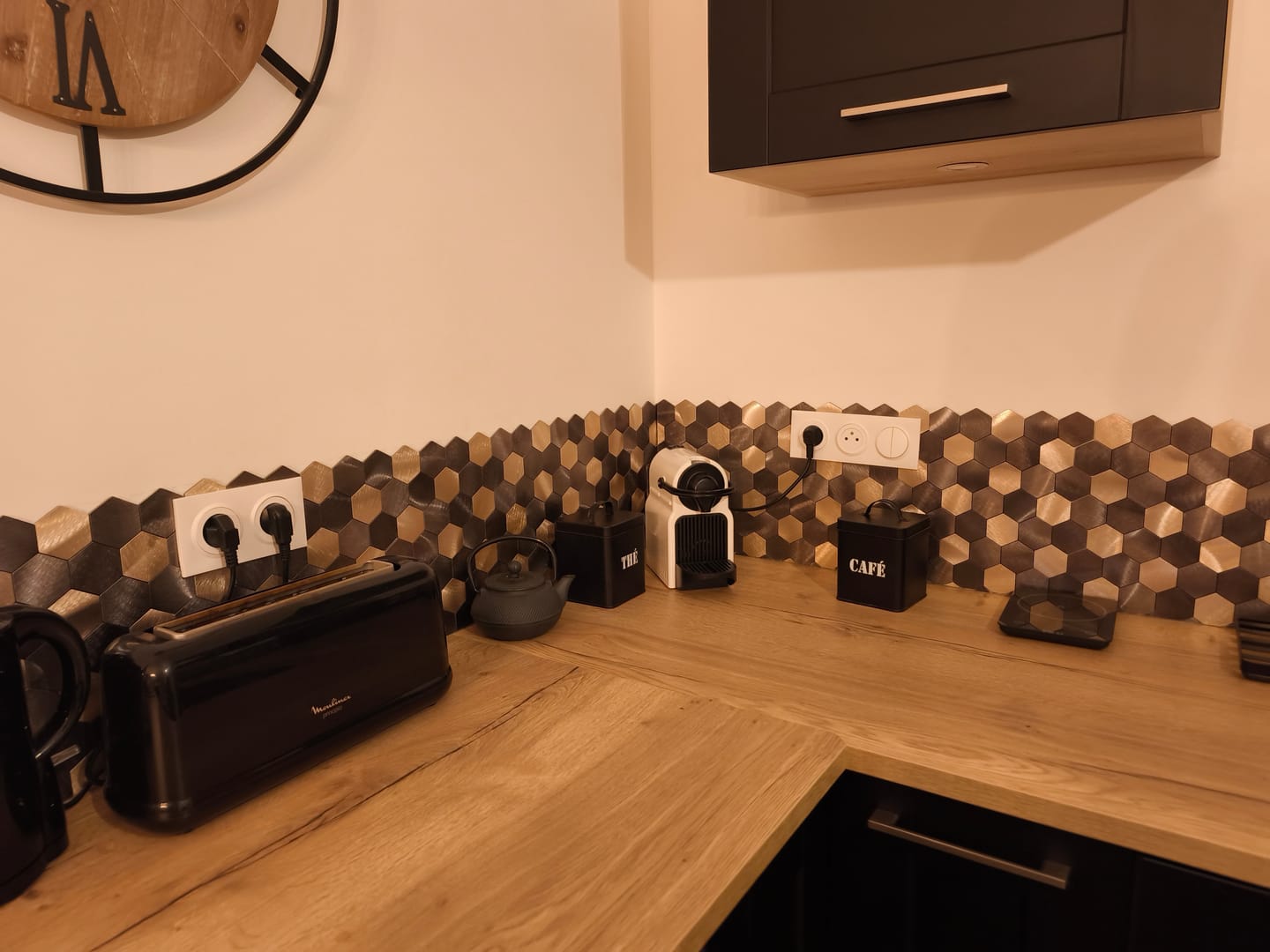Customer photo review of Crédence Autocollant Mosaique Noir Doré - Crédence de Cuisine
