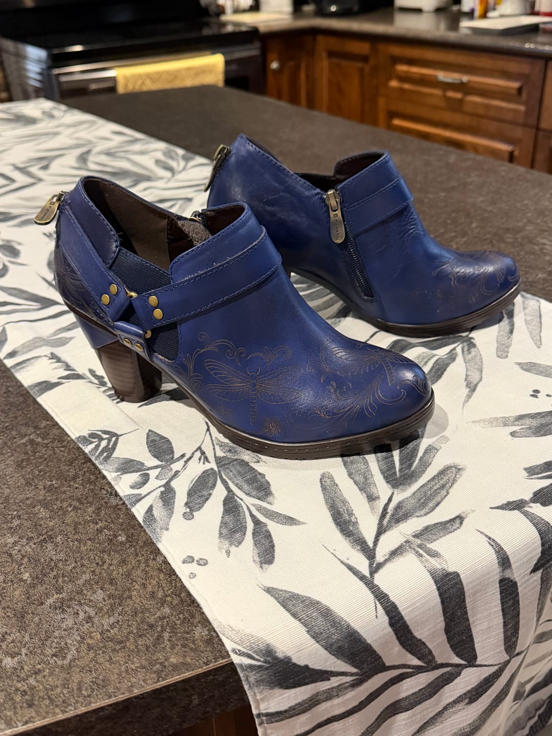 Customer photo review of Vintage Leather Dragonfly Engraving Pumps