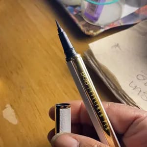 Customer photo review of Delineador à Prova D'Água Com Ponta Grossa Para Olhos Definidos