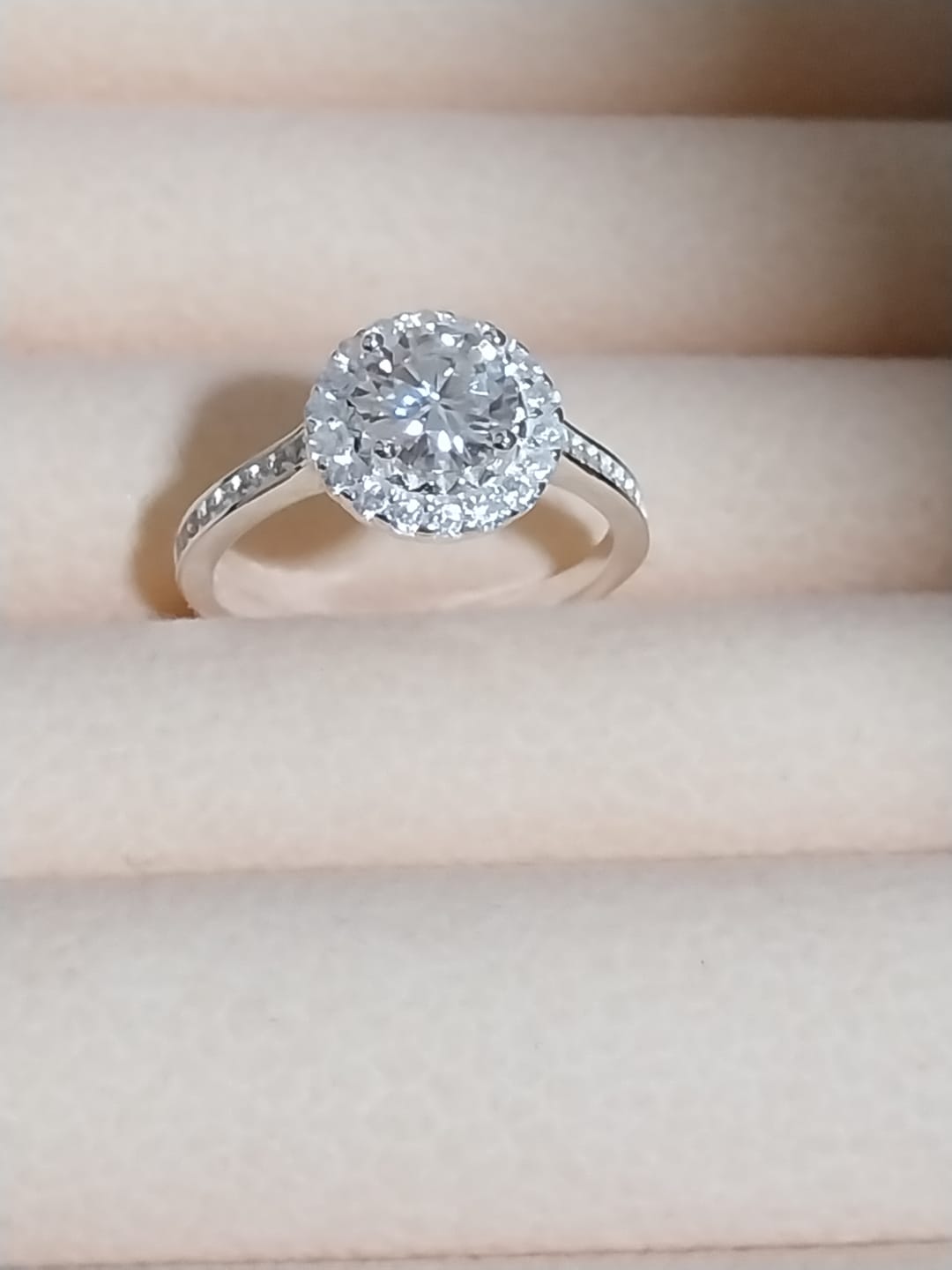 Customer photo review of Anillo Solitario Moissanita