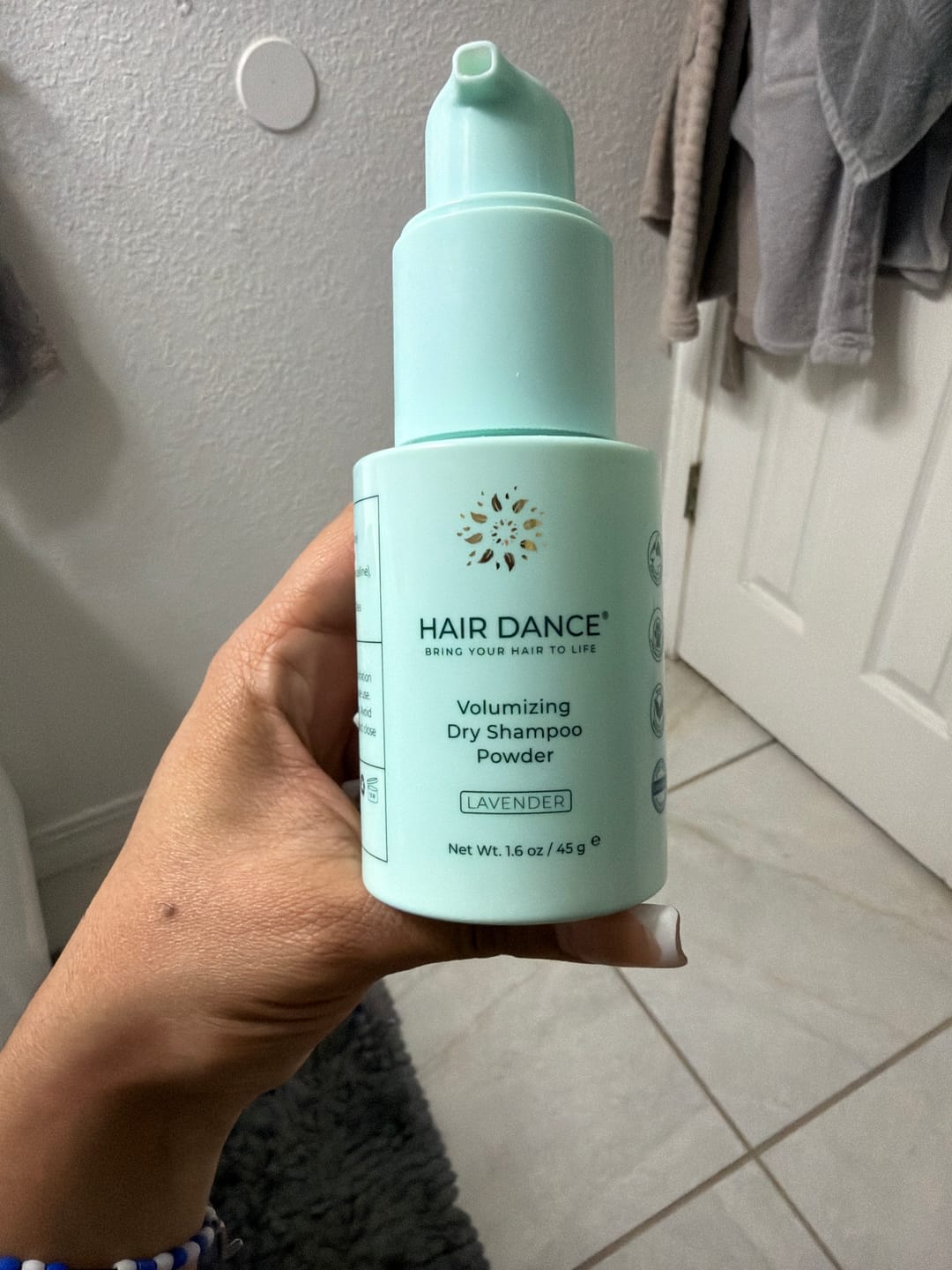 Customer photo review of Dry Shampoo Powder Twist-Top Shake Bottle (Jumbo 2 oz.) | Grapefruit | Natural & Organic Ingredients | Made in USA