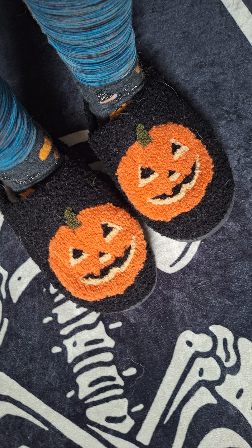 Customer photo review of Halloween Hausschuhe Schwarz mit großem Kürbis Motiv – Flauschige Slipper