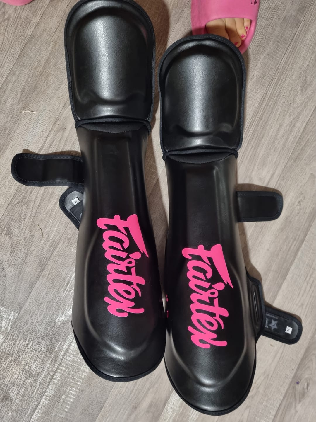 Customer photo review of Fairtex Kickboks Scheenbeschermers FXB - Zwart/Roze