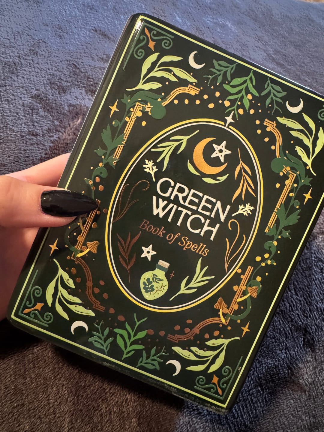 Customer photo review of Green Witch Buchvase – grüne Keramikvase im Grimoires-Design