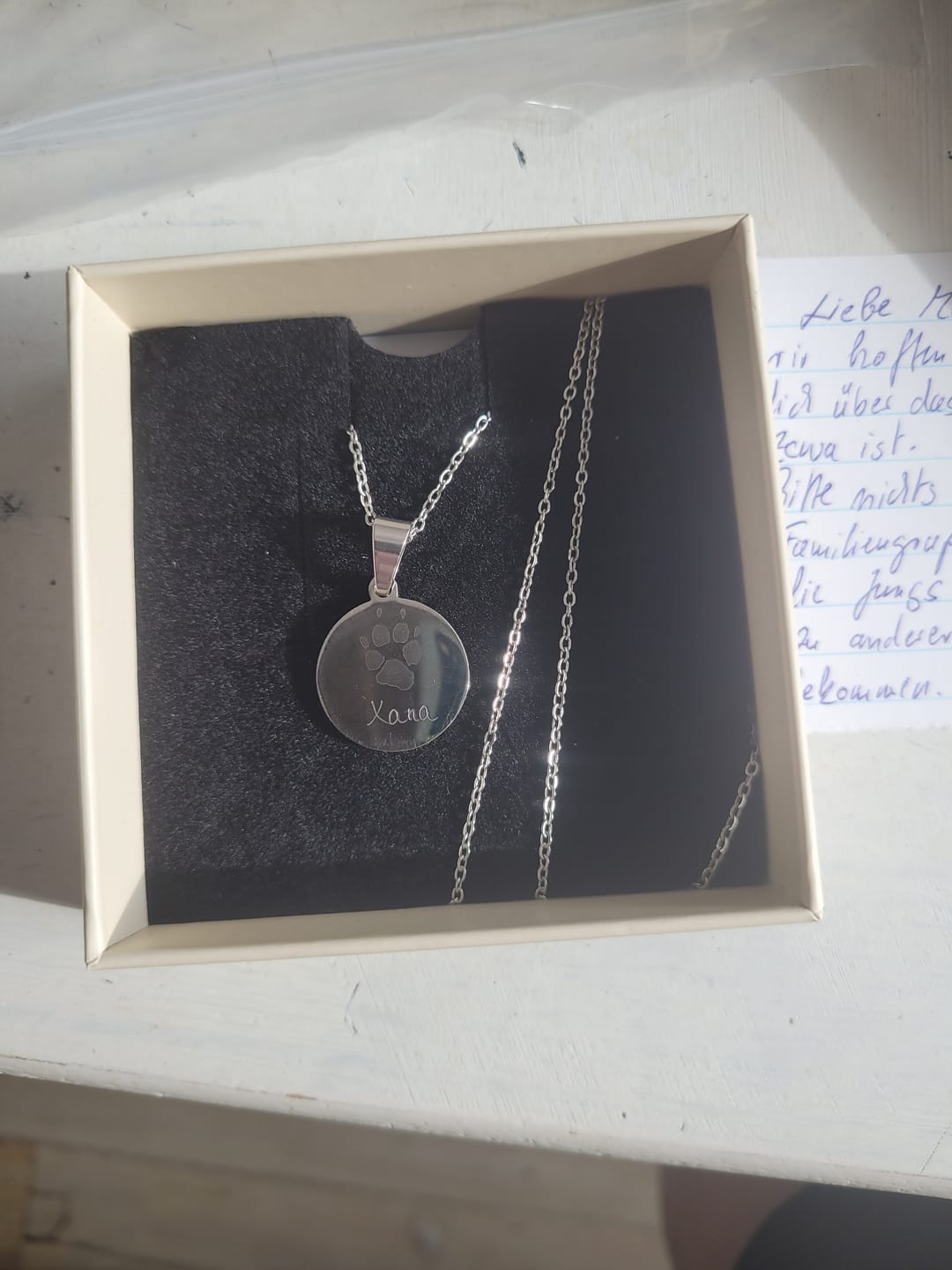 Customer photo review of Halskette mit Pfotenabdruck und Gravur