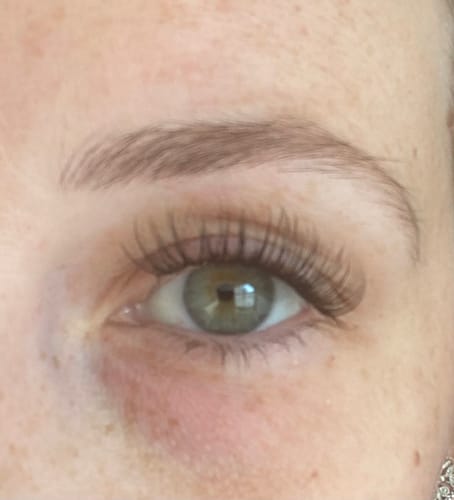 Kundenfoto der The Ocean Eye Wimpernextensions, die einen natürlichen, soften Cat-Eye-Look am Auge zeigen.
