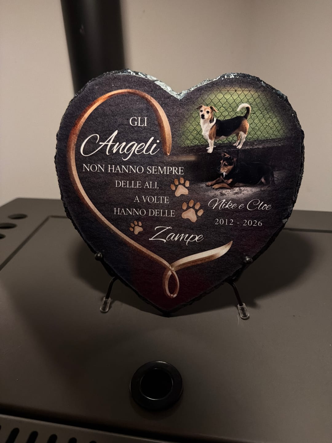 Customer photo review of Gli angeli hanno delle zampe - Cuore in ardesia personalizzato
