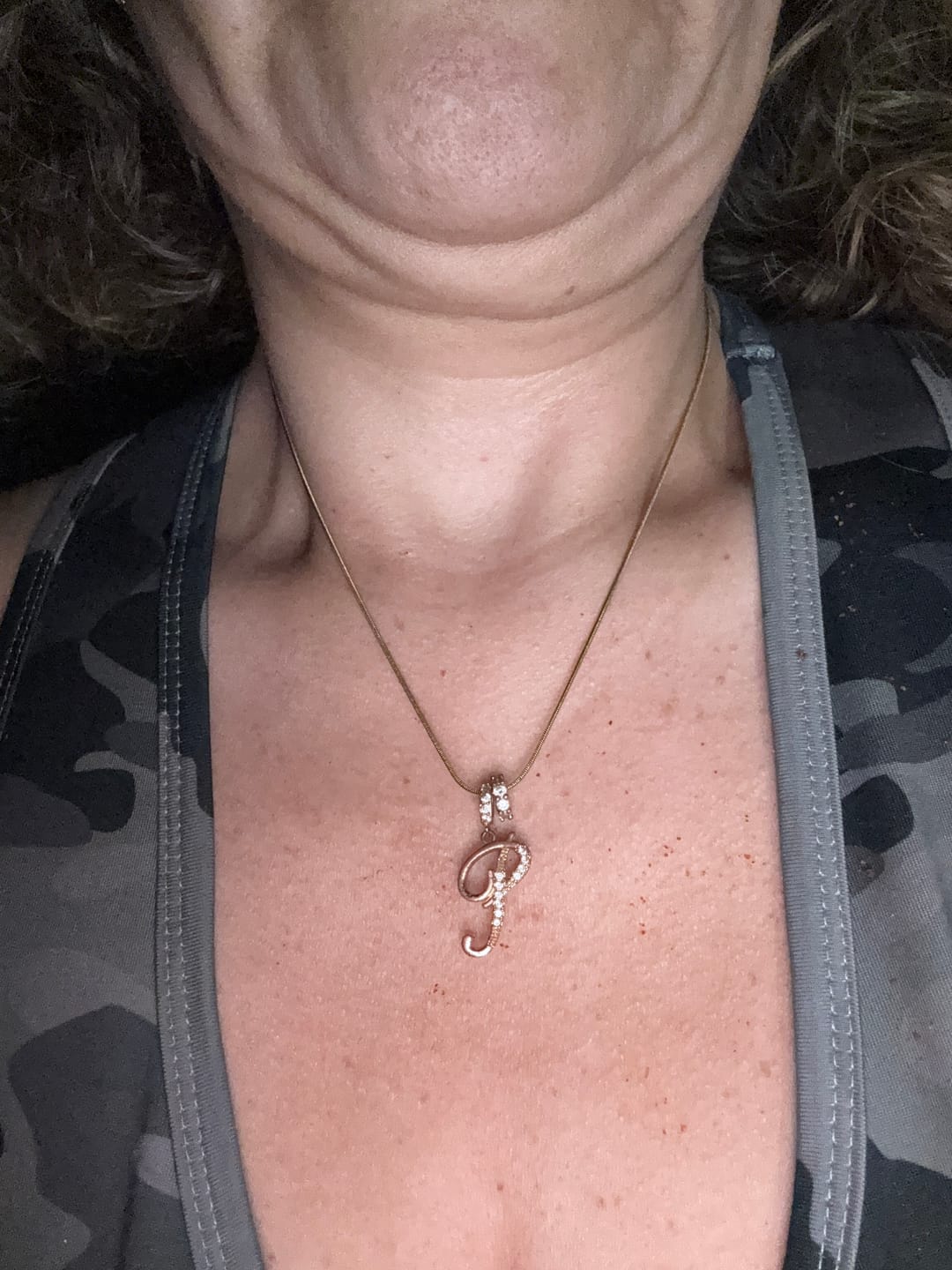 Customer photo review of Collar Dorado Inicial Mini Bubble