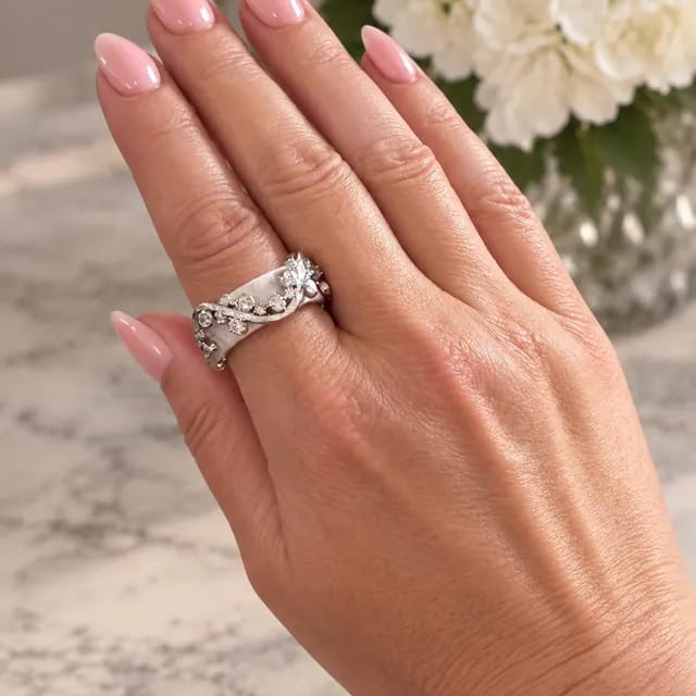 Customer photo review of Wavy Moissanite Oura Ring Jacket Gold Vermeil Smart Ring Enhancer