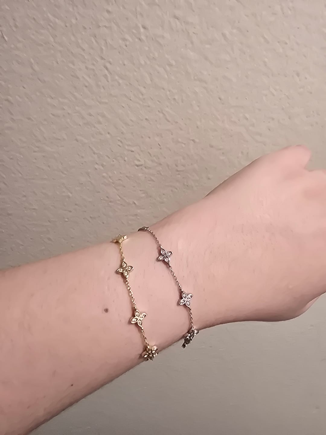 Customer photo review of Pulsera Flores Cuatro Petalos