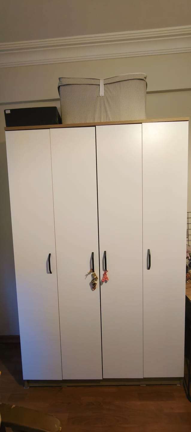 Customer photo review of Rani BA116 Geniş Gardırop Elbise Dolabı 4 Kapaklı 12 Raflı 2 Askılı Sepet Ceviz - Beyaz